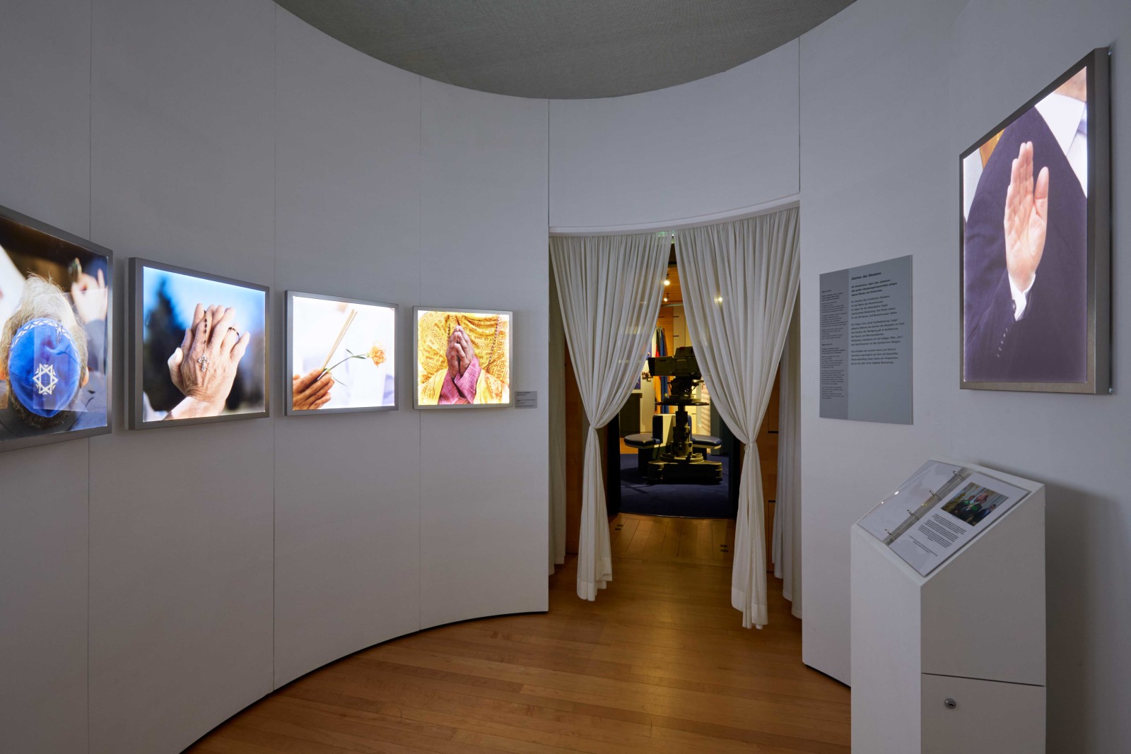 Expo Zeichen, photo: Christof Weber